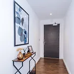 Centre With Balcony & Free Parking Apartmán *