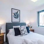 Centre With Balcony & Free Parking Apartmán