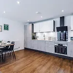 Centre With Balcony & Free Parking * York
