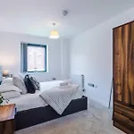 Centre With Balcony & Free Parking Apartmán
