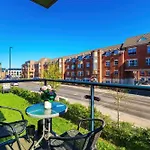 Centre With Balcony & Free Parking Apartmán *