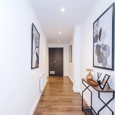 Centre With Balcony & Free Parking Apartment