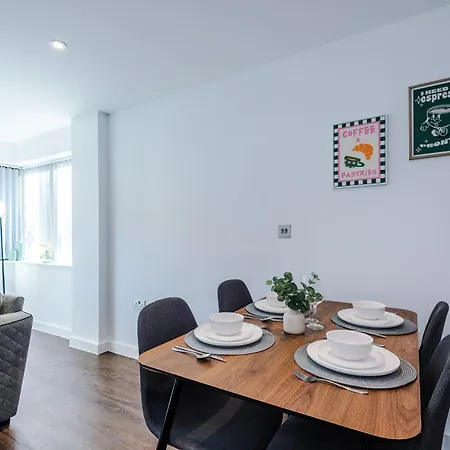 Centre With Balcony & Free Parking *