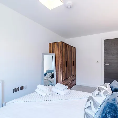 Apartment Centre With Balcony & Free Parking