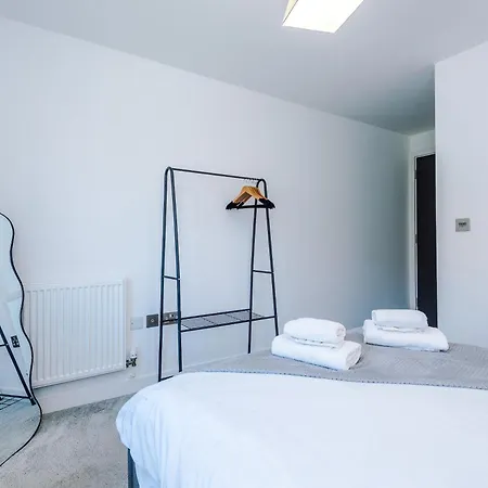 Centre With Balcony & Free Parking Apartment