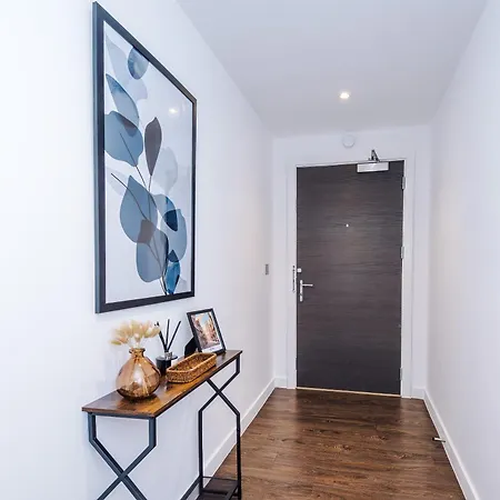 Centre With Balcony & Free Parking Apartment *