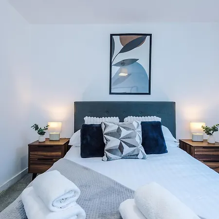 Apartment Centre With Balcony & Free Parking