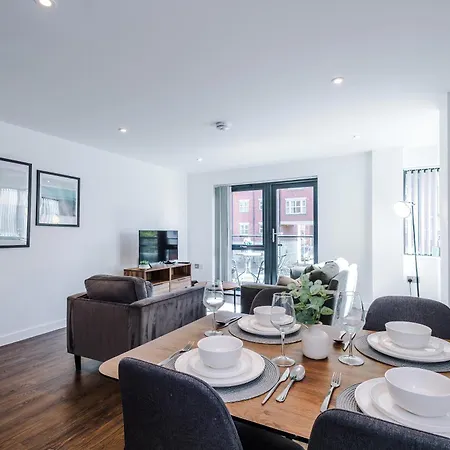 Apartment Centre With Balcony & Free Parking