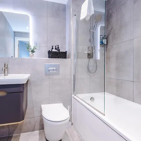 Centre With Balcony & Free Parking * York