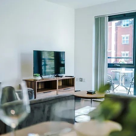 Apartment Centre With Balcony & Free Parking York