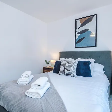 Apartment Centre With Balcony & Free Parking York