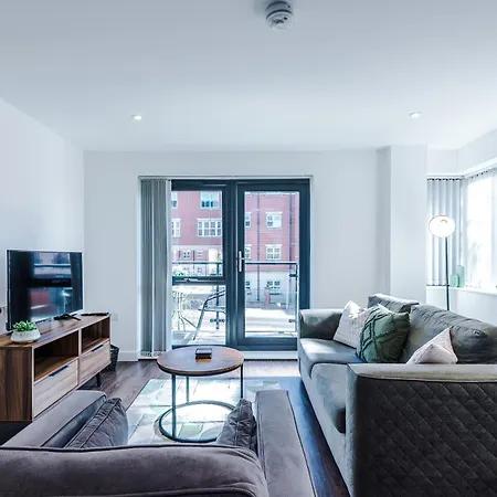 Apartment Centre With Balcony & Free Parking