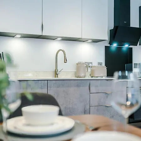 2 Bed Flat Centre With Free Parking *