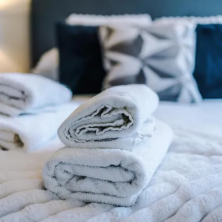 2 Bed Flat Centre With Free Parking