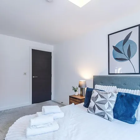 Centre With Balcony & Free Parking Apartment *