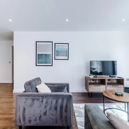 Apartment Centre With Balcony & Free Parking York