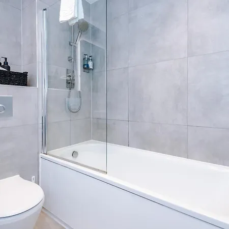 Centre With Balcony & Free Parking Apartment