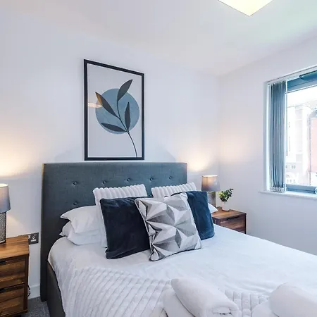 Centre With Balcony & Free Parking Apartment
