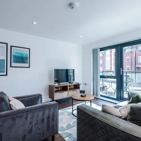 Apartment Centre With Balcony & Free Parking