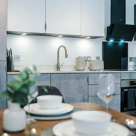 Centre With Balcony & Free Parking Apartment