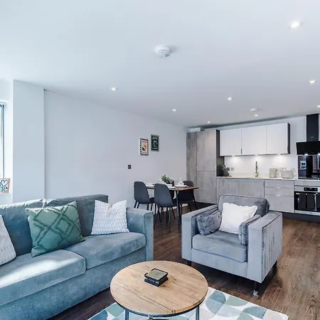 Apartment Centre With Balcony & Free Parking
