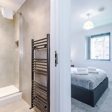Centre With Balcony & Free Parking Apartment *