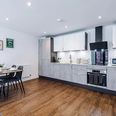 Centre With Balcony & Free Parking * York