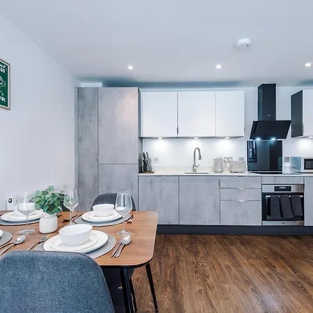 Apartment Centre With Balcony & Free Parking