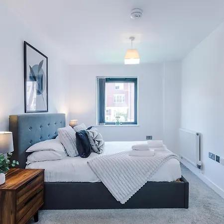 Centre With Balcony & Free Parking Apartment York
