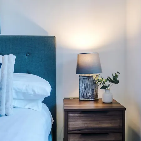 Apartment Centre With Balcony & Free Parking *
