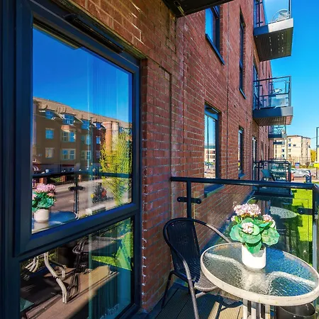 Apartment Centre With Balcony & Free Parking *
