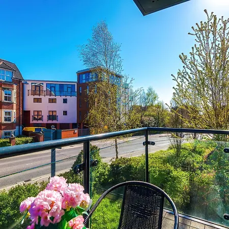 Apartment Centre With Balcony & Free Parking