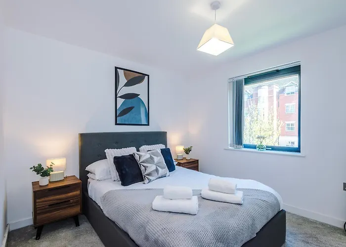 2 Bed Flat Centre With Free Parking