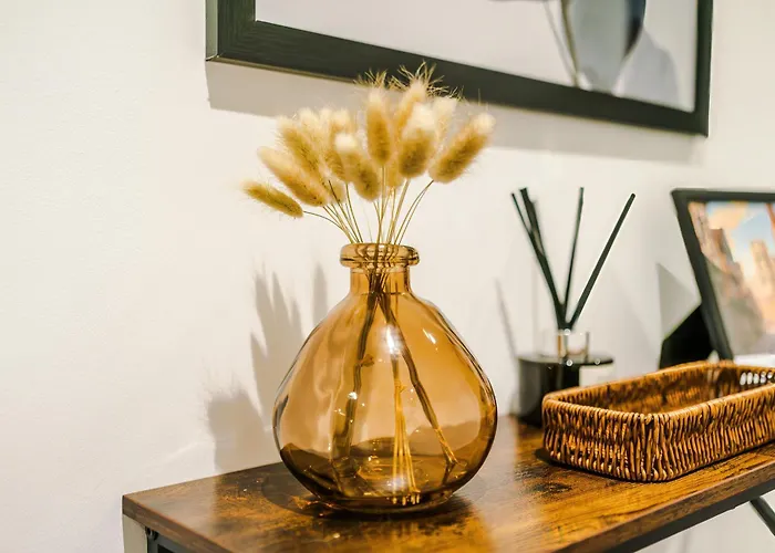 2 Bed Flat Centre With Free Parking