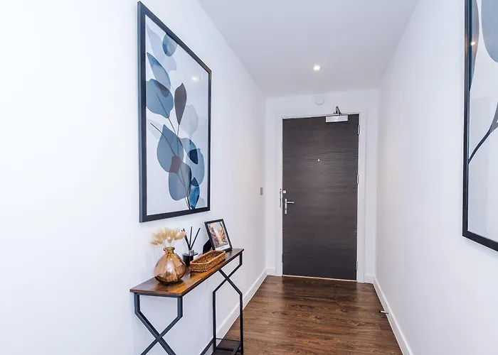 2 Bed Flat Centre With Free Parking דירה *